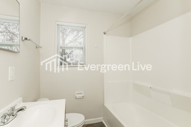 Building Photo - 3913 N Bolton Ave