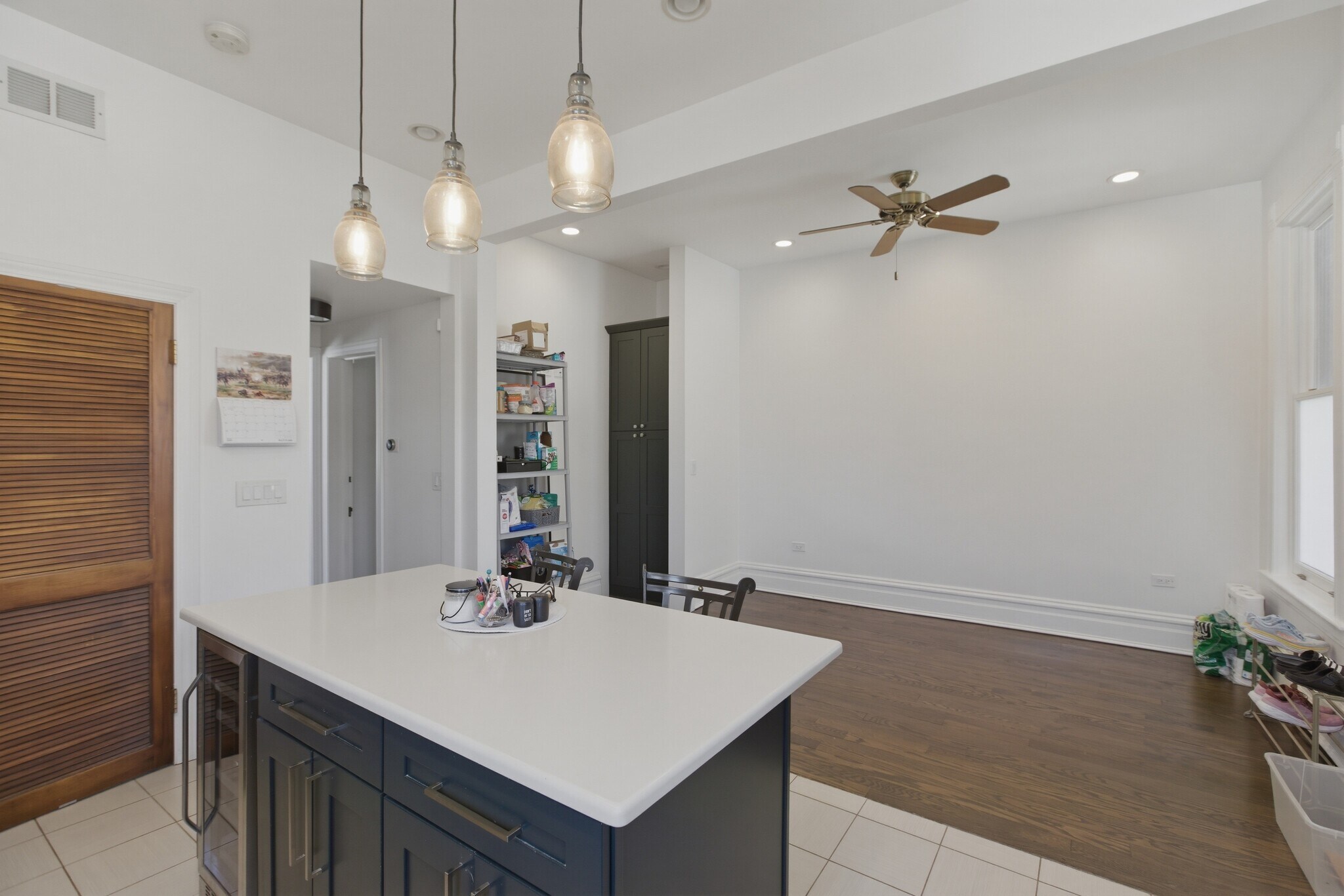 Building Photo - 850 W Oakdale Ave