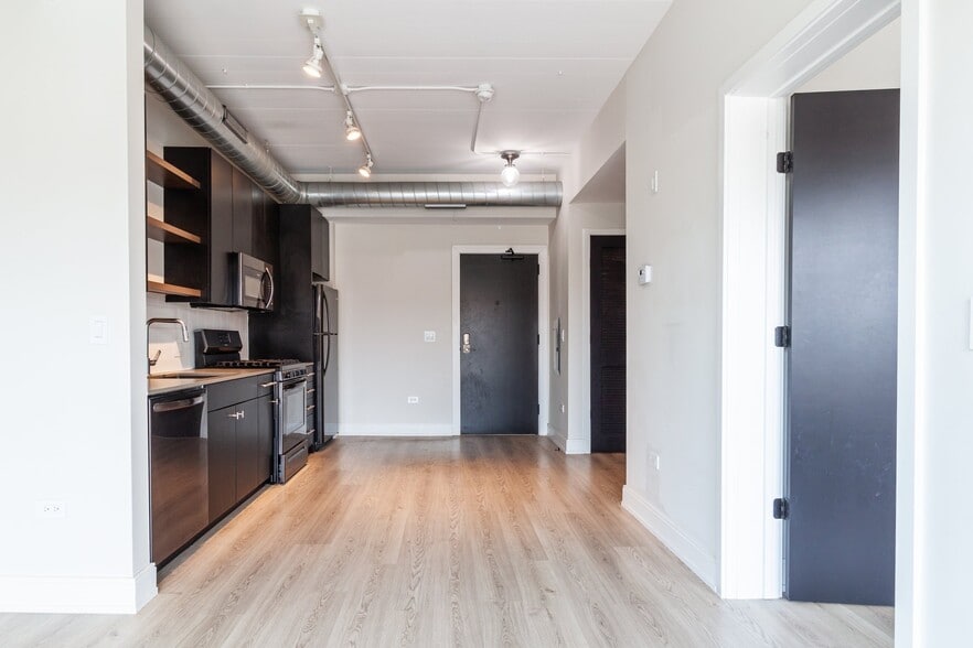 Building Photo - 941 W Belmont Ave