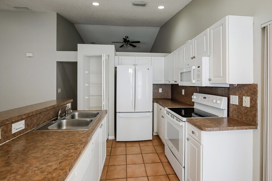 Building Photo - 3370 NW 78th Ave