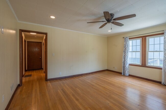 Building Photo - 3 bed and 1 bath house with fenced yard  in Johnson City