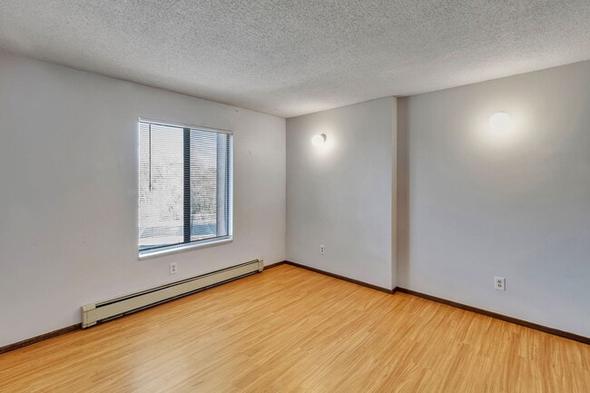 Building Photo - Bright & Spacious 1BD/1BA Top-Floor Unit with Stunning Views!