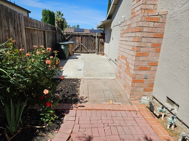 Building Photo - Beatifully updated 3 bedroom, 2 bath home ...