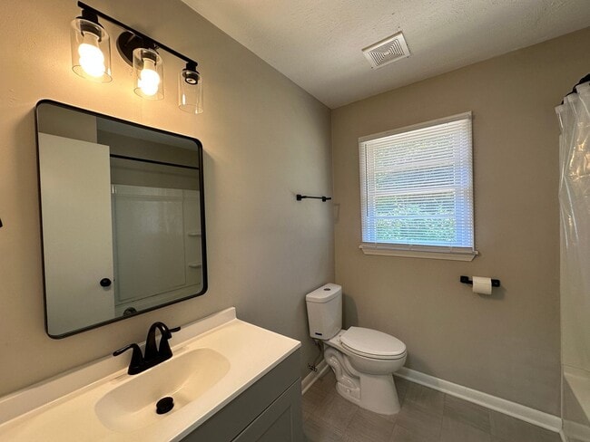 Building Photo - 3 Bedroom, 1 Bath Updated Home so very close to Ft Bragg!!