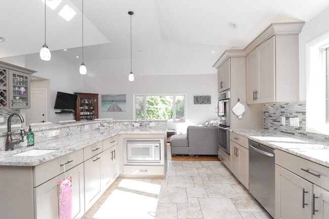 Building Photo - 22 Allen St