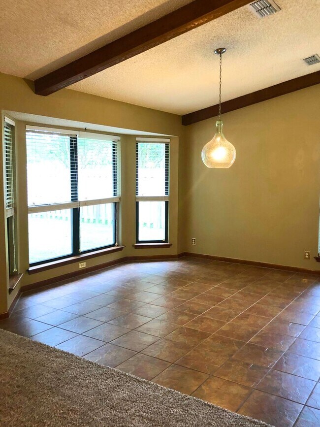 Building Photo - 3/2 home with a fenced in yard!