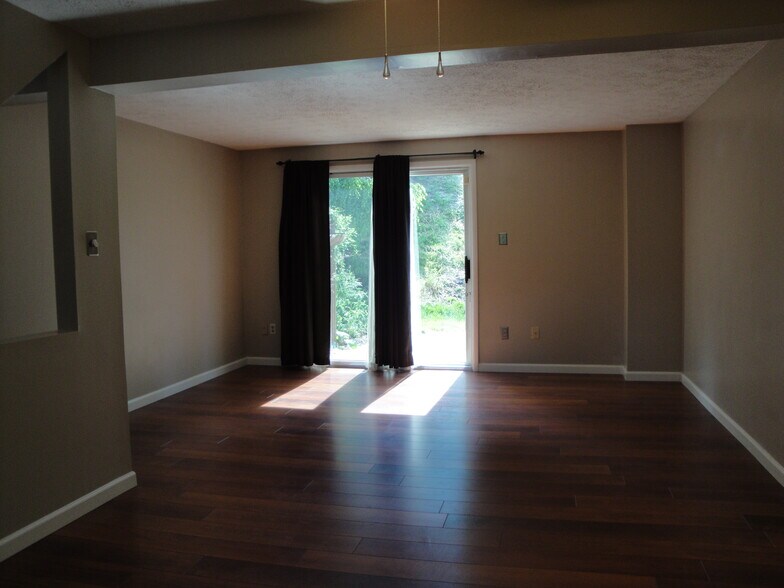 Building Photo - 2207 Hawthorne Drive