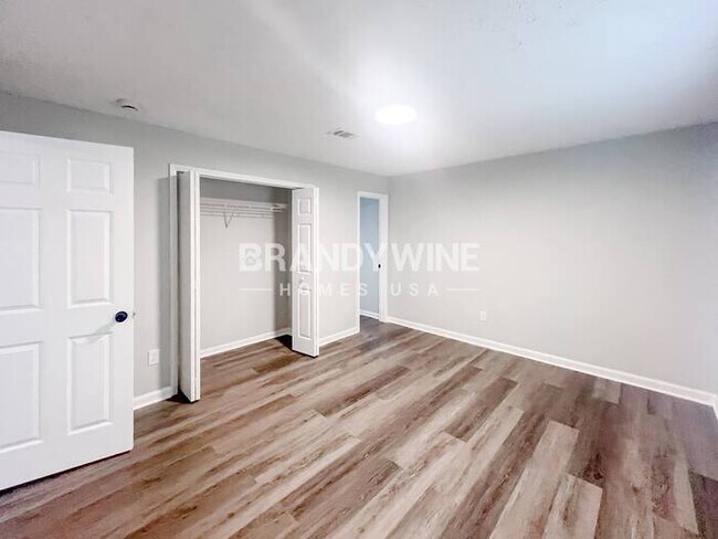 Building Photo - 324 Laurel Ln