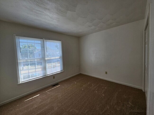 Building Photo - Lynbrook Landing