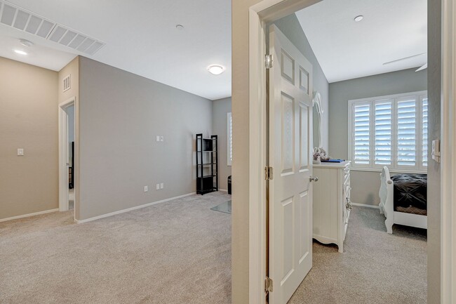 Building Photo - Modern 3 Bedroom Townhouse near Blue Diamond