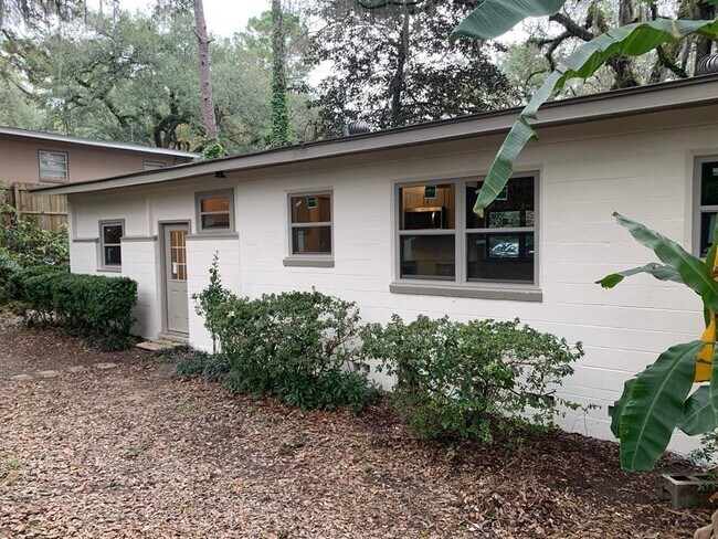 Building Photo - 2306 Pontiac Dr