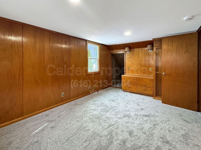 Building Photo - 1039 Kentwood Dr NE