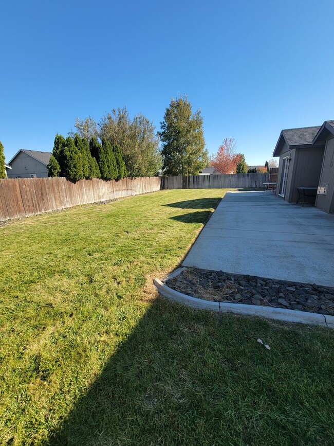 Building Photo - Beautiful West Richland Home