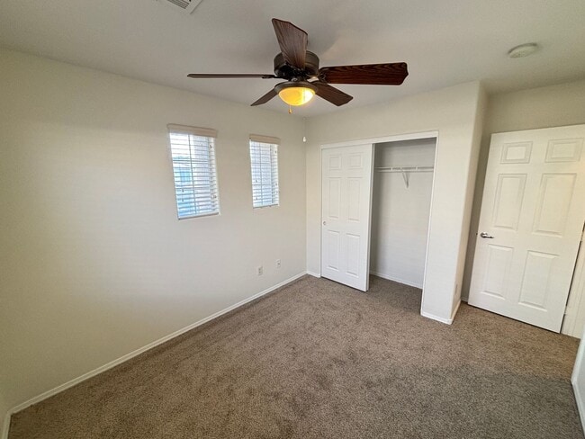 Building Photo - Gorgeous 3bed/1bath w/ 2 Car Garage located in Henderson!