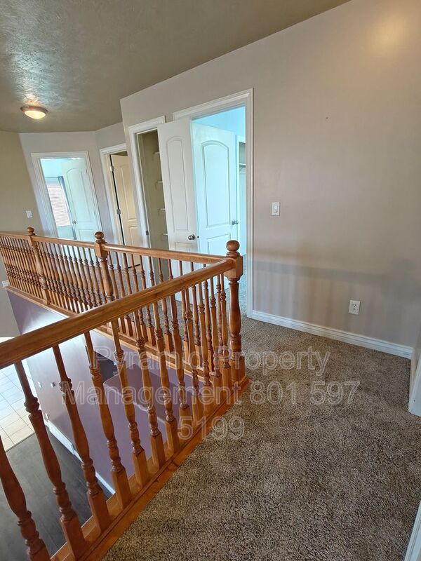Building Photo - 2896 E Lookout Dr