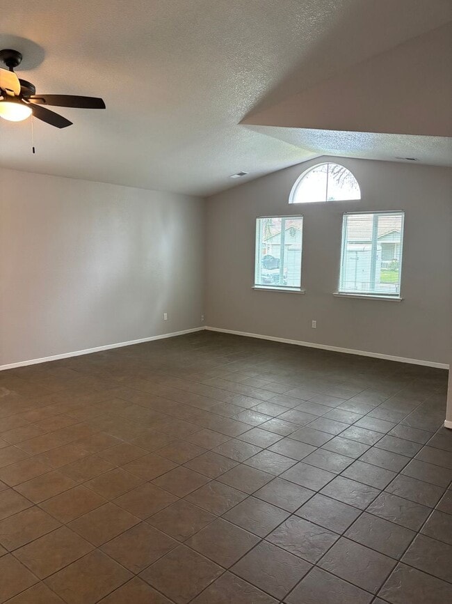 Building Photo - 3 B/D 2 BA HOME WITH AN OFFICE IN YUBA CITY AVAILABLE NOW!