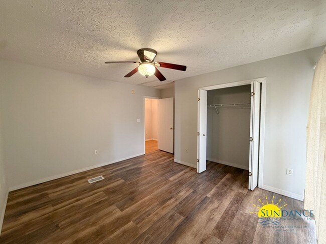 Building Photo - Gorgeous 2 Story Townhome in Fort Walton Beach!