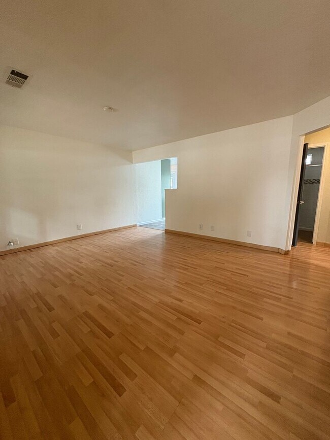 Building Photo - 4817 Hansen Ave