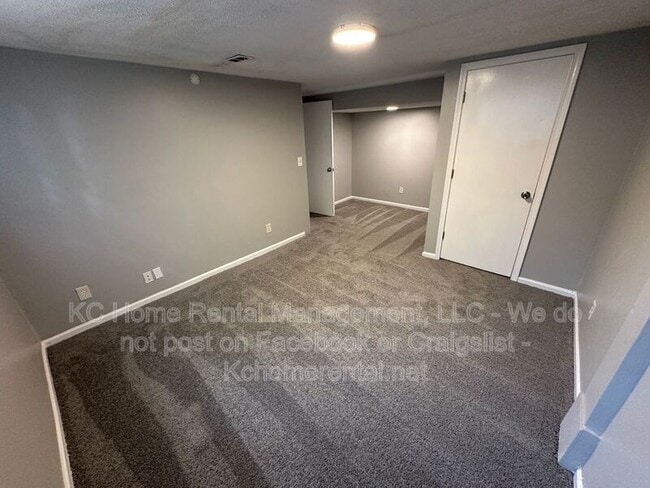 Building Photo - 708 NW Mock Ave