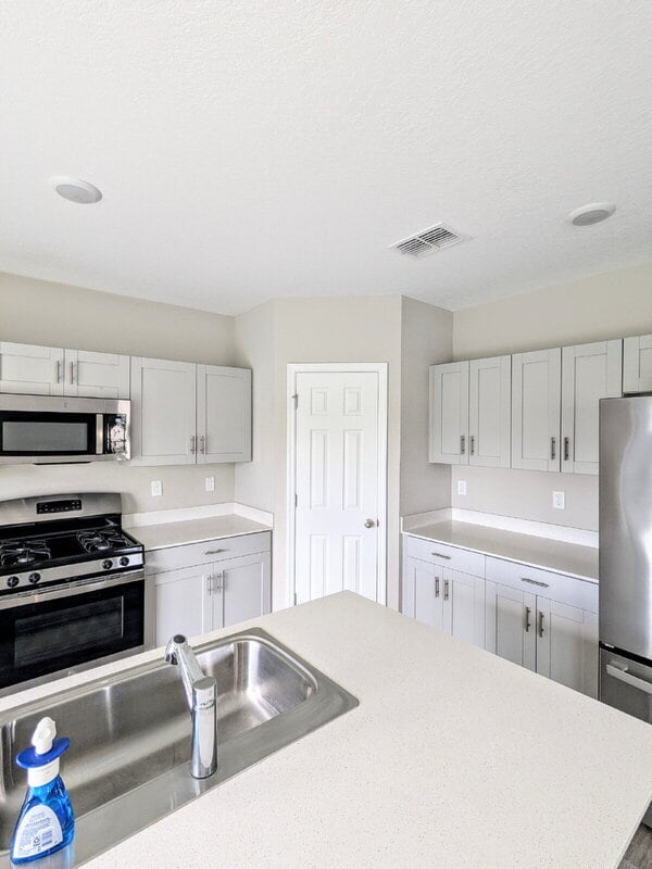 Building Photo - 13089 Oak Hill Way