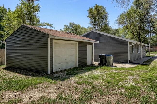 Building Photo - **$500 Move In Credit - SHORT TERM LEASE O...