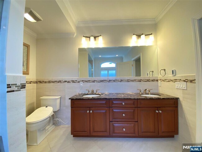 Building Photo - 235A Glen Ave