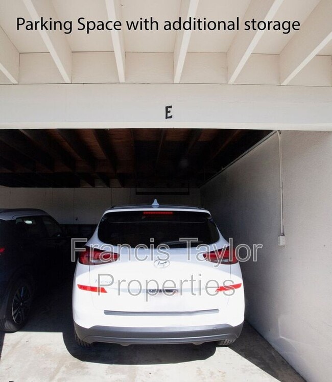 Building Photo - 3685 Vista Campana N