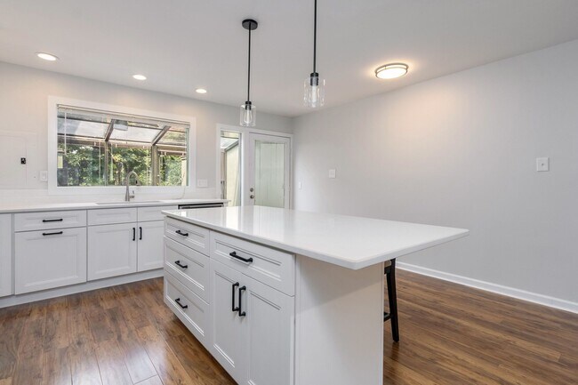 Building Photo - 7 Belaire Way