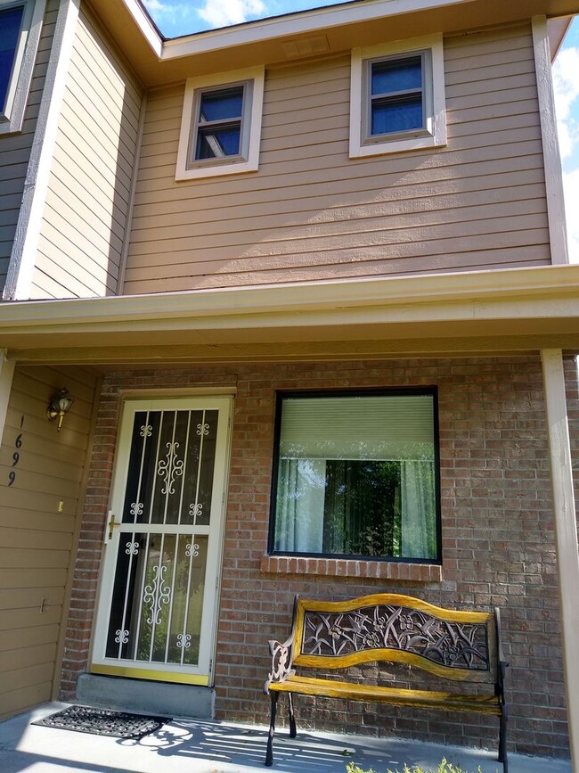 Building Photo - Lakewood Townhome with Pretty Views 4 Bedr...