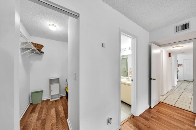 Building Photo - 3402 Gardens E Dr