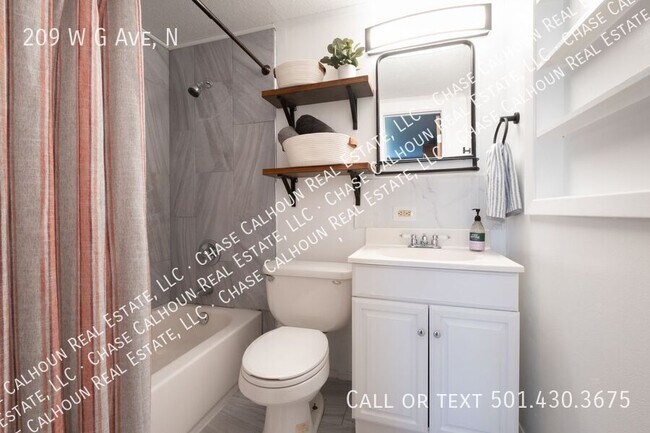 Building Photo - 209 W G Ave