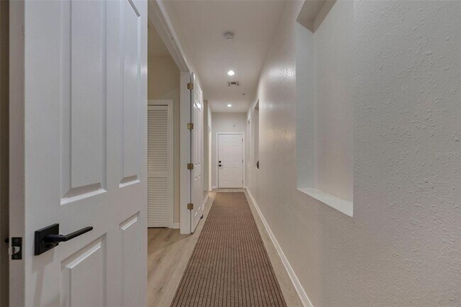 Building Photo - 330 Lang Ct N