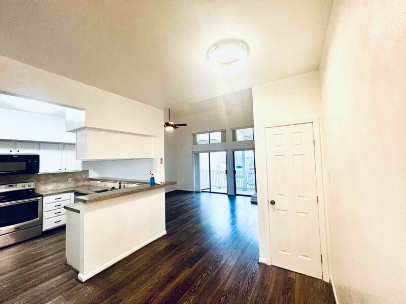 Building Photo - 124 April Point Dr S