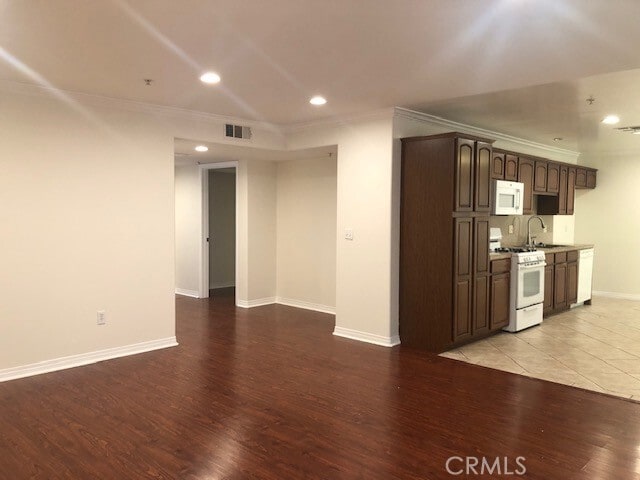 Building Photo - 13525 Vanowen St