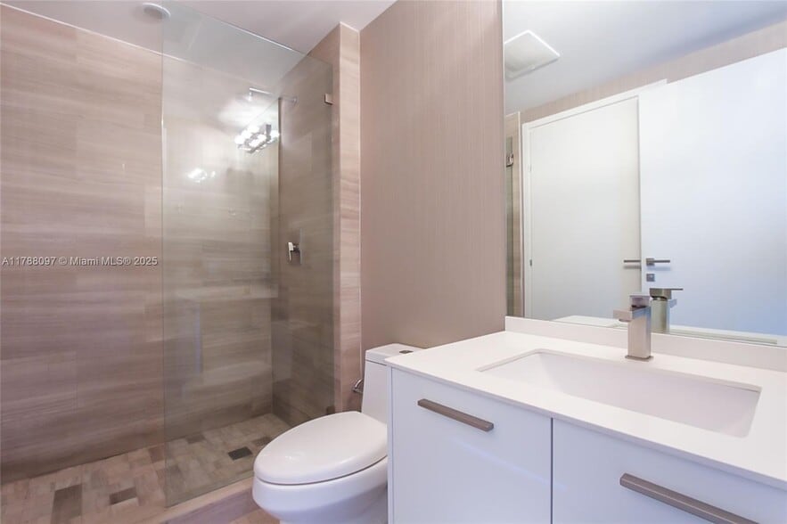 Building Photo - 1300 Brickell Bay Dr