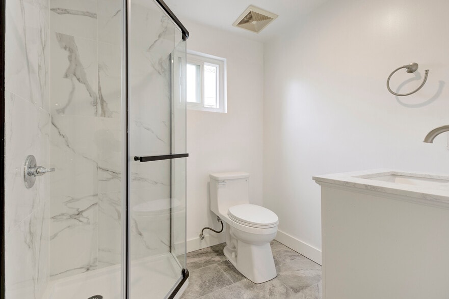 Building Photo - 247 N Oak Ave