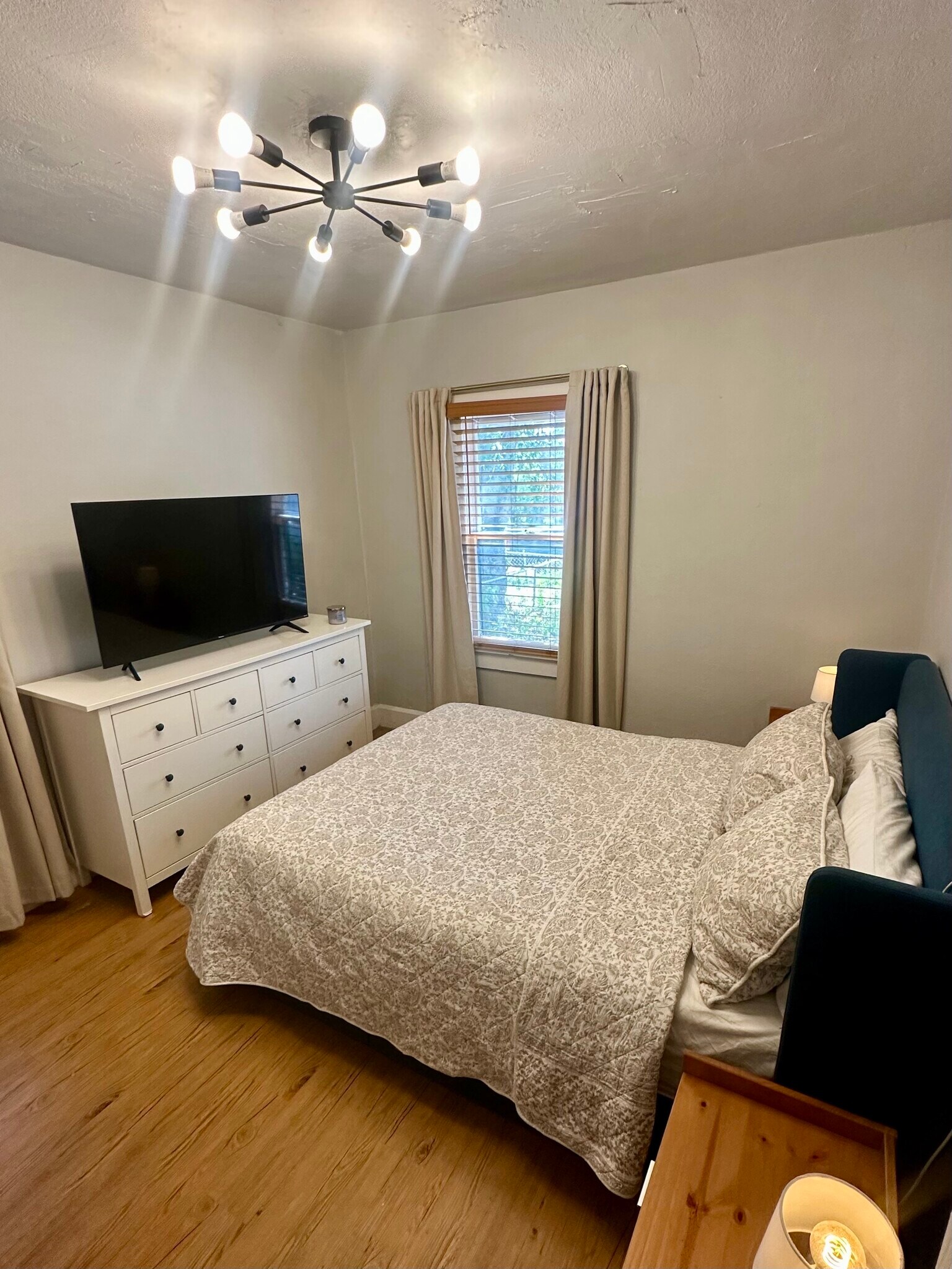 Master Room - 1618 Scranton St S