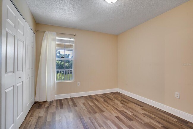 Building Photo - 806 Lake Haven Square