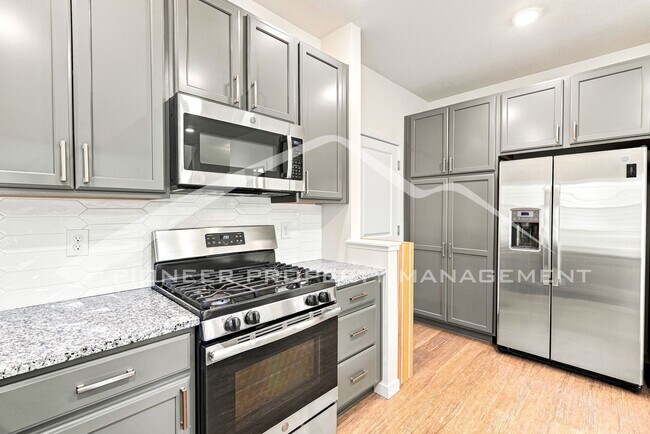 Building Photo - Charming Home with Central AC and Washer/Dryer