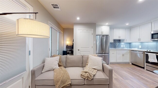 Building Photo - 1410 Hyde Park Blvd