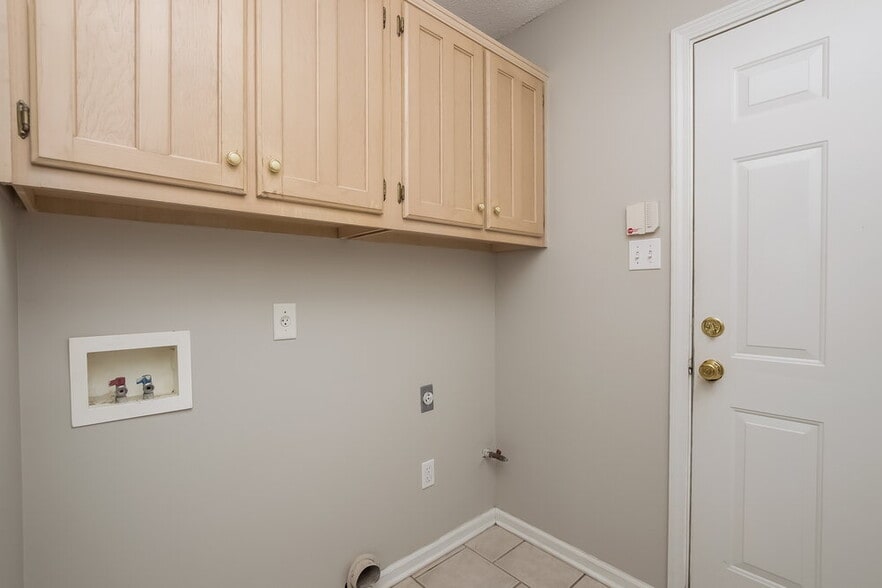 Building Photo - 810 Lakemont Dr