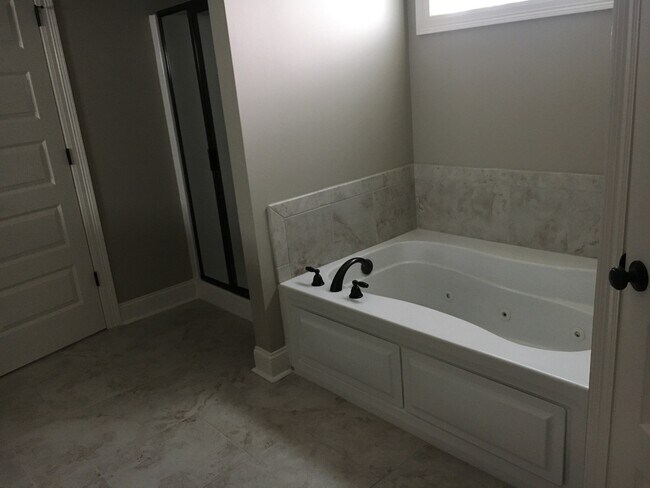 Building Photo - 14086 Knoll Park Pl