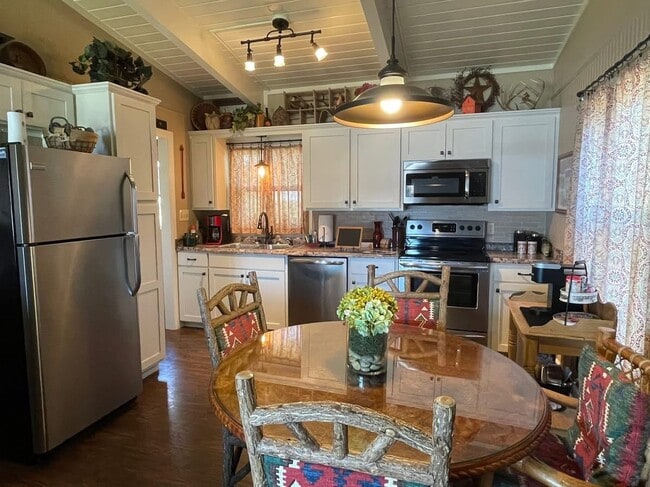 Building Photo - 1114 W 17th St