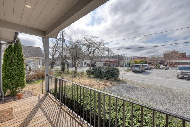 Building Photo - 56 Oak Crescent Cir