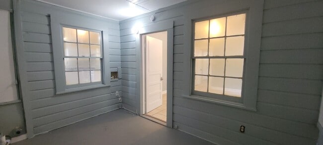 Building Photo - Beautiful 3 bedroom/1 bath Cottage with La...
