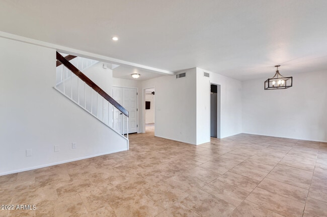 Building Photo - 325 E Bluebell Ln