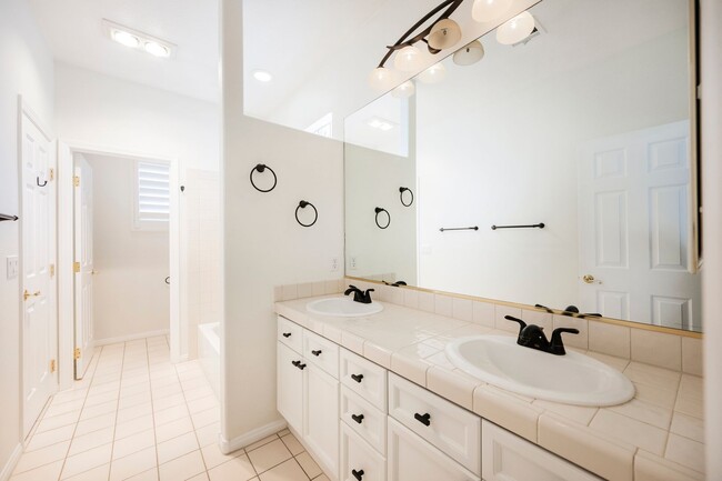 Building Photo - Luxury Home located in Henderson