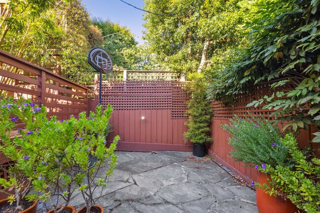 Building Photo - 282 Eureka St