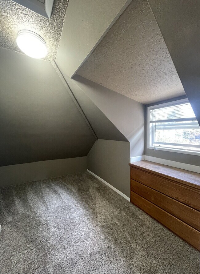 Building Photo - Spacious 3-Bedroom, 1.5-Bathroom Apartment in NW Portland