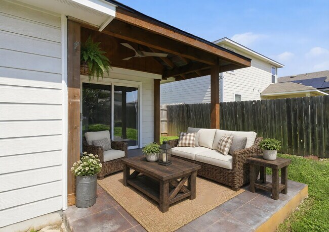 Building Photo - Open Living, Private Backyard, Great Location